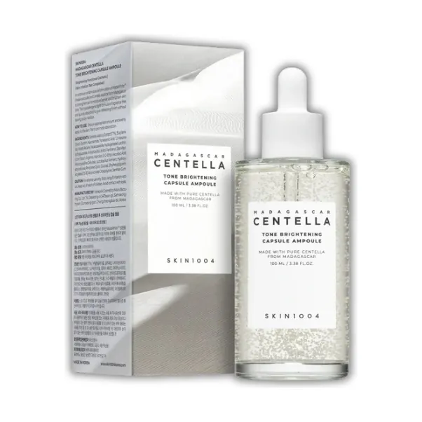 Sérum Tone Brightening Capsule Ampoule de SKIN1004 junto a su caja