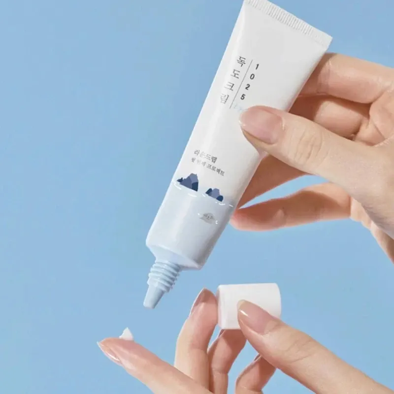 Crema para contorno de ojos de Round Lab aplicada en la mano
